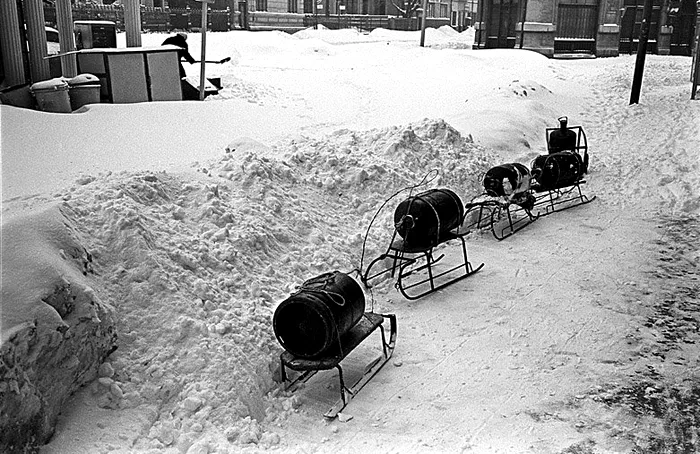 Coadă la butelii - imagine de arhivă din perioada comunistă