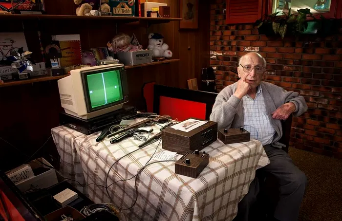Inventatorul primei console video din istorie, surprins lângă Magnavox Odyssey