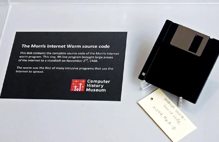 Discheta care conține codul sursă al Morris Internet Worm, expusă la Computer History Museum.