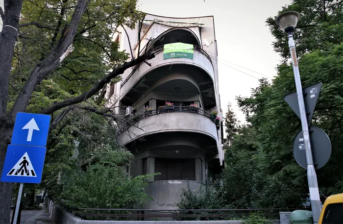 Blocul din inima Capitalei în formă de vapor. Aspectul său e spectaculos, are peste 80 de ani