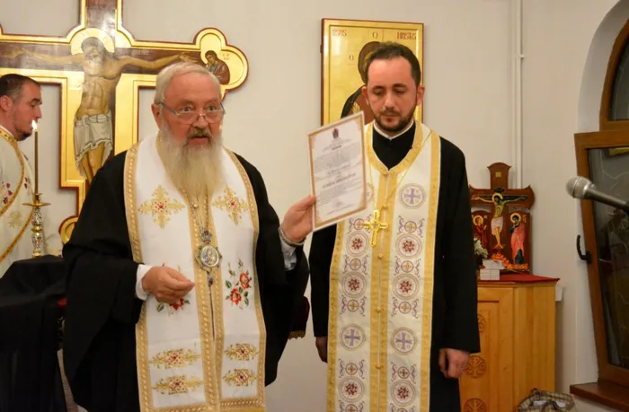 Un preot îi îndeamnă pe enoriași să nu mai creadă în teoriile conspirației