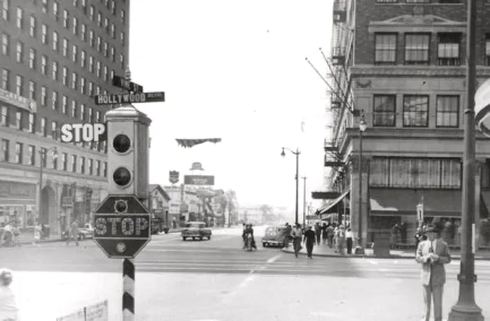 Regula semaforului verde intermitent la dreapta. Ce trebuie sa faci pentru a nu lua amenda, putini soferi tin cont de asta