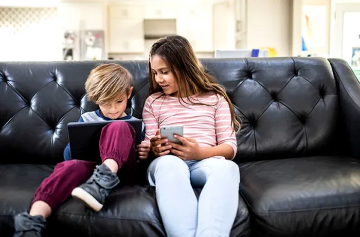 Proiect de lege: Minorii vor avea interzis pe Facebook sau Instagram până la 16 ani fără acordul părinţilor