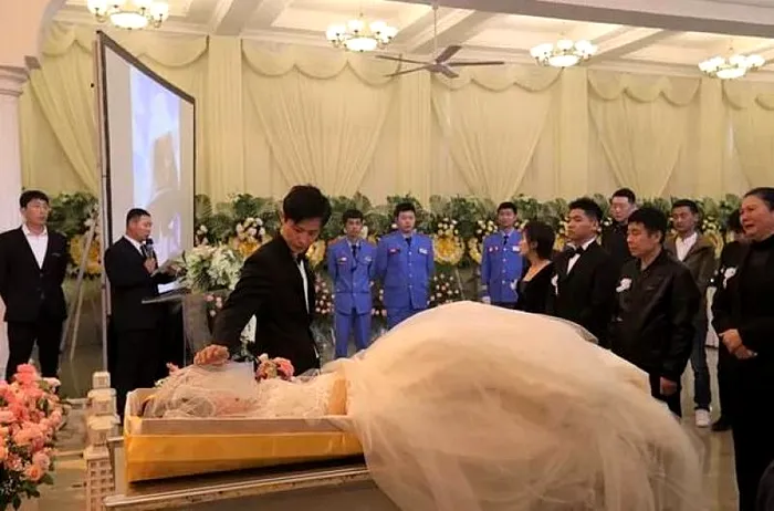 Fotografie de la nunta controversată dintre bărbatul de 35 de ani și mireasa sa decedată în vârstă de 12 ani