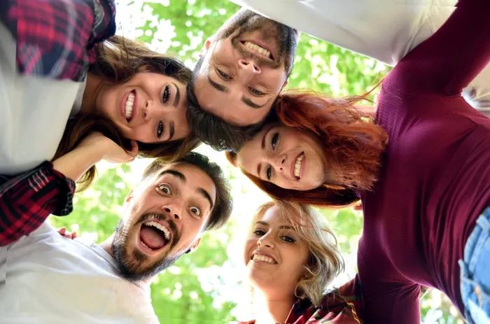 Se dau bani de la stat. Cum beneficiază sute de mii de tineri