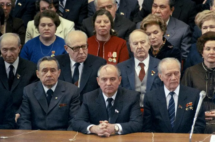 Mihail Gorbaciov (în centru, frontal) participă la gala dedicată Zilei Internaționale a Femeii, desfășurată la Teatrul Bolșoi din Moscova, în martie 1985.Fotografie Boris YurchenkoAP