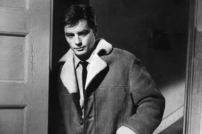 Alain Delon, într-una dintre secvențele din filmul Once a Thief, în care îi sunt evidențiate atât șarmul, cât și celebrul cojoc care avea să declanșeze o modă de invidiat în România anilor '70-'80.