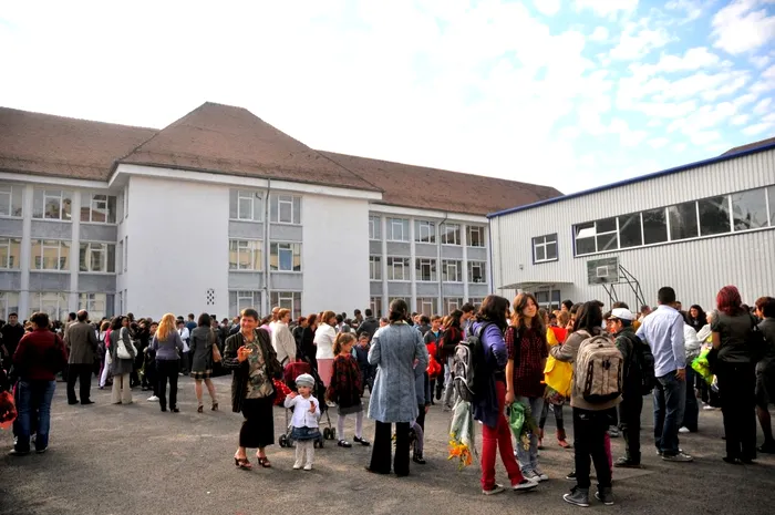 9 septembrie, prima zi de școală. Cu ce probleme se confruntă învățământul românesc