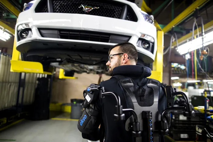 ford exoschelet angajati