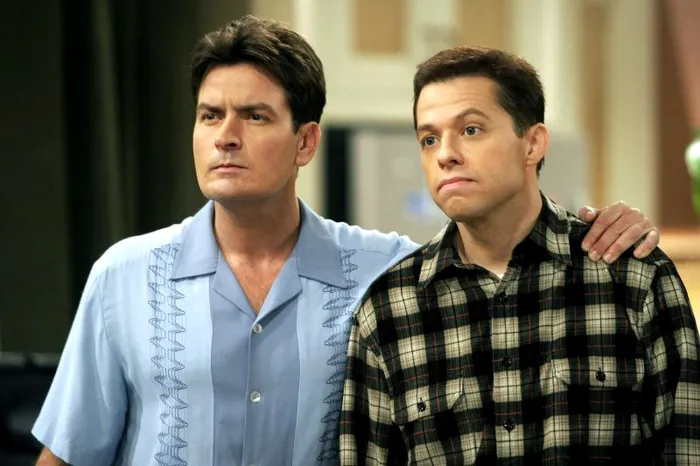 Charlie-Sheen-si-Jon-Cryers-doi-barbati-si-jumatate