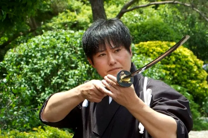 Isao Machii, un samurai al zilelor noastre, nu a trăit în Perioada Edo, ca bărbatul japonez menționat, însă agilitatea sa excepțională, care îi permite să se miște cu o grație și precizie remarcabile, i-a consolidat deja statutul de legendă.