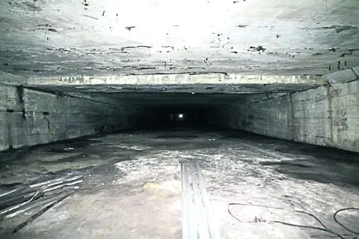 Sala principală din bucarul de sub Casei Poporului era prevăzută cu o masă mare și hărți în relief ale României. Ventilația se asigura printr-un sistem de pompe suedeze cu filtre speciale, acestea fiind singurele componente străine utilizate.