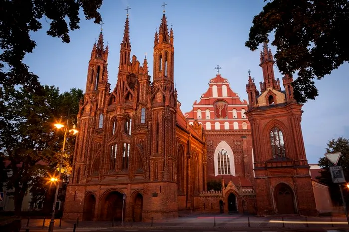 Biserica Sfânta Ana din Vilnius, construită în secolul al XV-lea, cu pietre roșiatice și ornamente bogate.