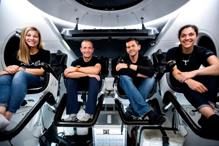 Membrii echipajului Polaris Dawn — inclusiv, de la stânga la dreapta, Anna Menon, Scott Poteet, Jared Isaacman și Sarah Gillis — sunt văzuți în interiorul capsulei SpaceX Crew Dragon.