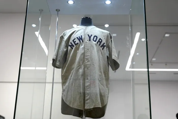 Tricoul purtat de Babe Ruth în timpul celebrului Called Shot din World Series din 1932, jucat pentru echipa New York Yankees, este expus într-o cutie de sticlă sigilată la Heritage Auction din Irving, Texas. (Fotografie AP realizată de LM Otero)