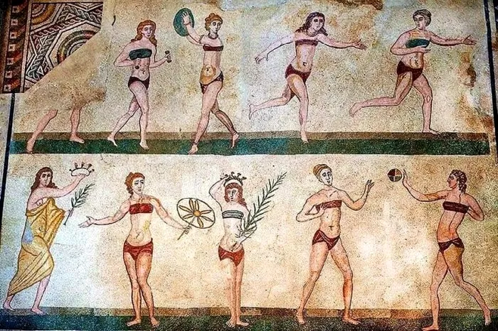 Un mozaic roman din secolul al IV-lea d.Hr., aflat în „Sala celor Zece Tinere” dintr-o vilă romană de lângă Piazza Armerina, Sicilia, Italia, înfățișează femei tinere practicând diverse exerciții sportive sau primind premii.