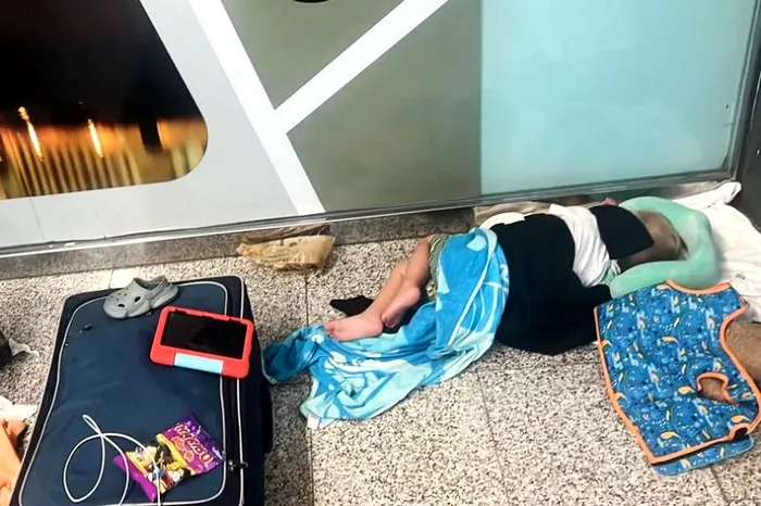Cei doi copii, de un an și doi ani, au dormit pe jos, în aeroport (Sursa imaginii: Lowri Gallagher)
