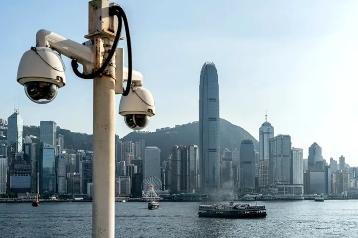O cameră de supraveghere se află de-a lungul promenadei din zona Victoria Harbour, Hong Kong
