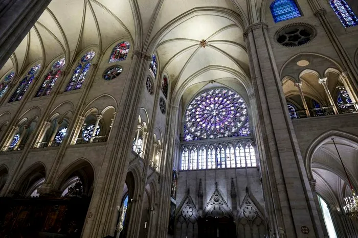 Această fotografie prezintă fereastra rozetă sudică recent restaurată a catedralei Notre-Dame. Credit foto Stephane de SakutinAFPGetty Images.