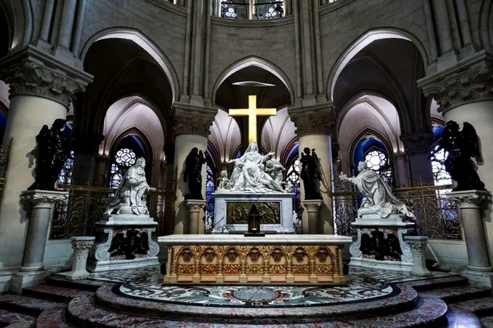Această fotografie surprinde tabernacolul realizat de artistul și designerul francez Guillaume Bardet, amplasat în inima catedralei Notre-Dame.