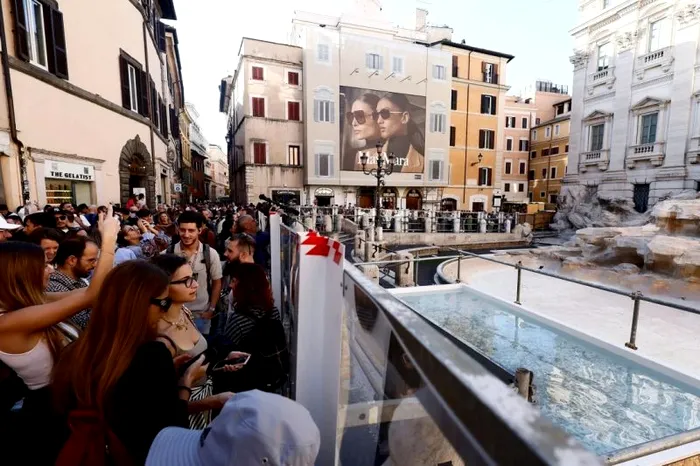 O cada in loc de Fantana di trevi - Italia Roma