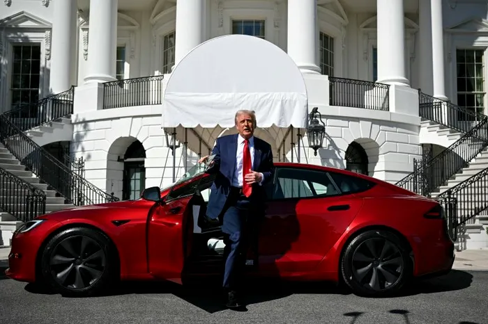 Donald Trump si Elon Musk la Casa Alba - Tesla 2