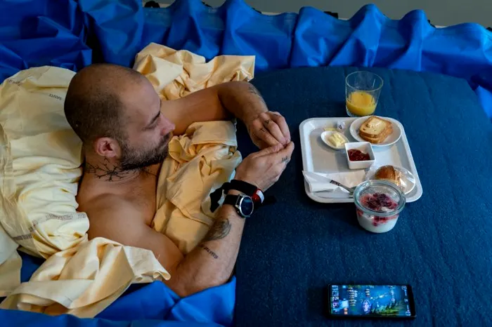 În timpul meselor, participanții folosesc o tăviță plutitoare și un suport pentru gât pentru a putea mânca confortabil.