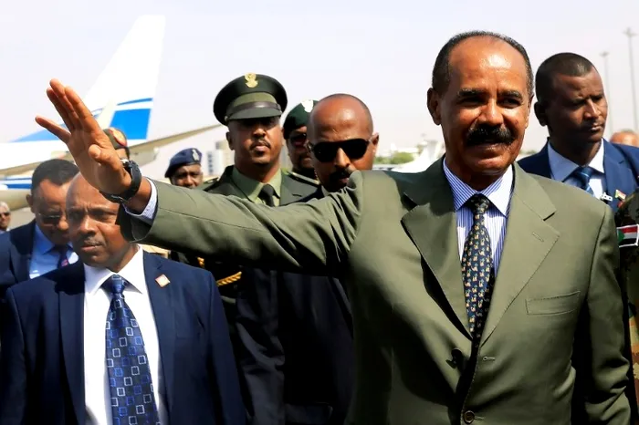 Președintele Isaias Afwerki conduce țara fără alegeri libere, impunând un serviciu militar nelimitat și suprimând opoziția.