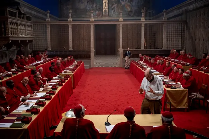 Regizorul Edward Berger transformă romanul lui Robert Harris într-un film captivant și actual, mai ales în contextul real al alegerii unui nou Suveran Pontif.