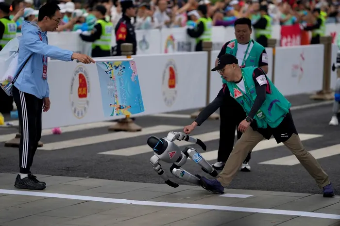Roboti umanoizi China competitie sportiva alergat 1