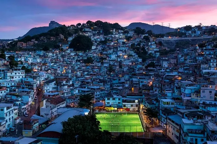 Terenul de fotbal alimentat de jucători Shell din Rio de Janeiro, Brazilia