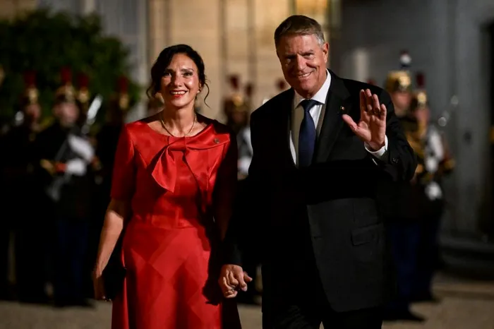 Carmen şi Klaus Iohannis, într-o vizită oficială la Paris (Sursa foto: Profimedia)