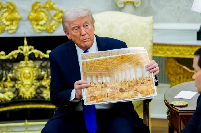 Trump etalează interiorul ticsit cu aur al sălii de bal, din Biroul său Oval, de asemenea ticsit cu aur