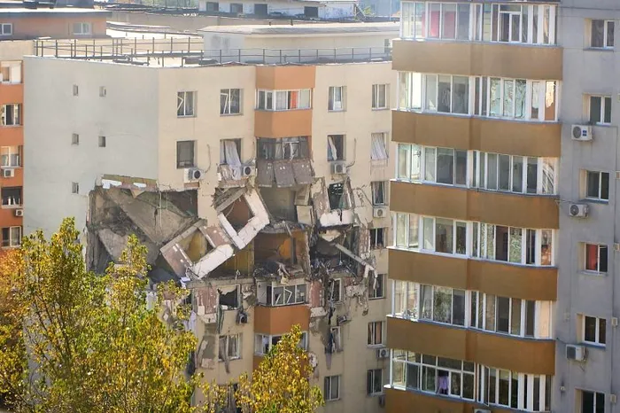 Se ia în calcul varianta demolării blocului din Rahova afectat de explozie (Foto: Profimedia)