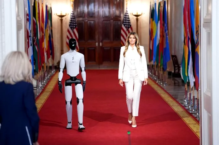 Melania Trump, alături de un robotul umanoid construit în SUA (Foto: Profimedia)