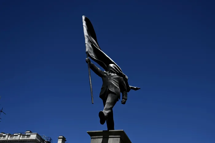 Bansky statuie Londra steag 1 2