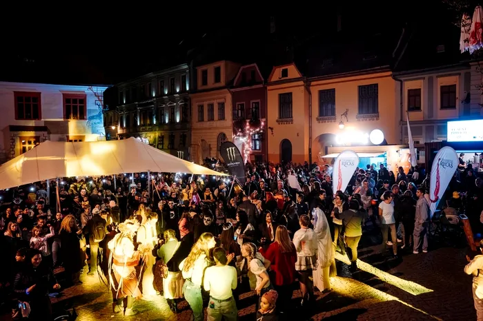 Cetatea Medievală Sighişoara, ultima locuită permanent din Europa, se pregătește să își deschidă porţile pentru mii de turişti,