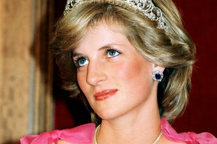 Prințesa Diana a murit într-un accident de mașină în tunelul stradal numit Pont de l'Alma din Paris