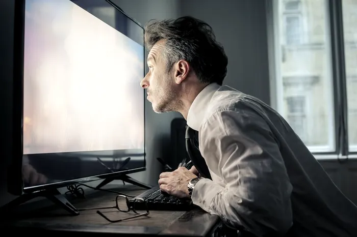 Statul în fața monitoarelor afectează pielea