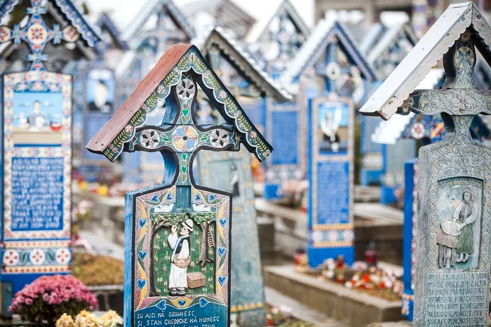 Satul pictat care seamănă cu Cimitirul Vesel de la Săpânţa. Ținutul pare desprins din poveştile copilăriei