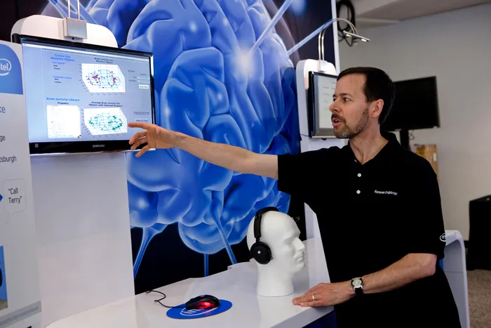 Intel, Intel Labs, Intel Labs Interaction and Experience Research, divizie noua Intel, interactiune cu tehnologia, interfete, interfete naturale, inteligenta de tip cloud, senzori Intel, proiectii 3D, computer telepat