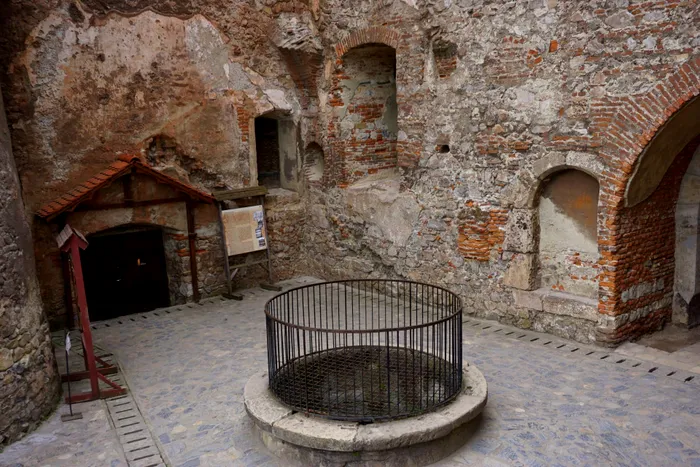 Castelul Hunedoara Fantana sapata In piatra de trei prizonieri turci