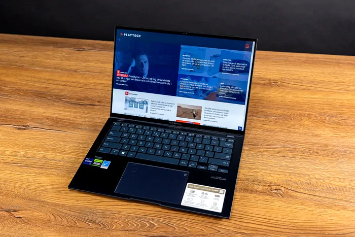 Top - ASUS Zenbook Pro 14 OLED UX6404V