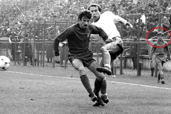 Fotografia cu Câmpeanu și cu Țicleanu e dintr-un joc Steaua-Universitatea Craiova disputat în 1982. Ilie Dumitrescu avea 13 ani atunci