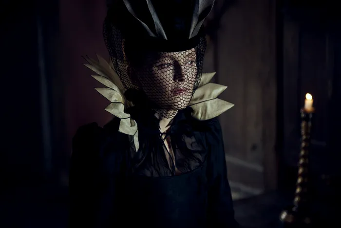 Mary & George, o nouă miniserie, cu Julianne Moore în rol principal, care explorează extravaganțele „lumii bune” din Marea Britanie. Când îl vezi și unde