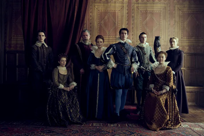 Mary & George, o nouă miniserie, cu Julianne Moore în rol principal, care explorează extravaganțele „lumii bune” din Marea Britanie. Când îl vezi și unde