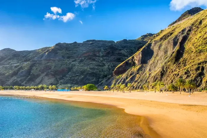 Destinația superbă din Europa unde poți scăpa de caniculă. Temperaturile nu depășesc 24 de grade și în plus poți avea o experiență unică, înotul cu delfinii