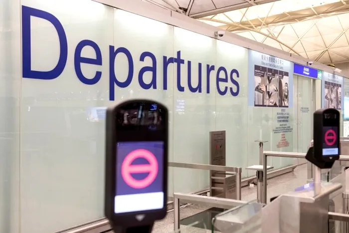 Porți de recunoaștere facială în zona de plecări a Aeroportului Internațional din Hong Kong.