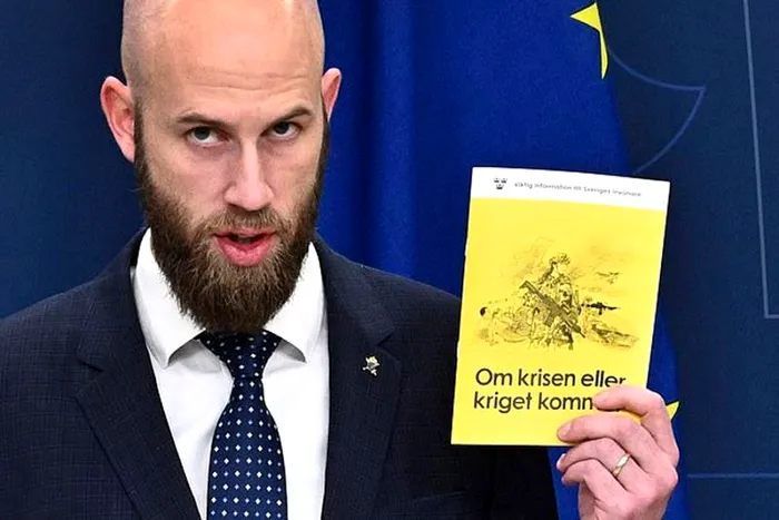 Ministrul Apărării Civile, Carl-Oskar Bohlin, a declarat că, având în vedere schimbările din contextul global, recomandările pentru gospodăriile suedeze au trebuit revizuite pentru a reflecta realitatea actuală.