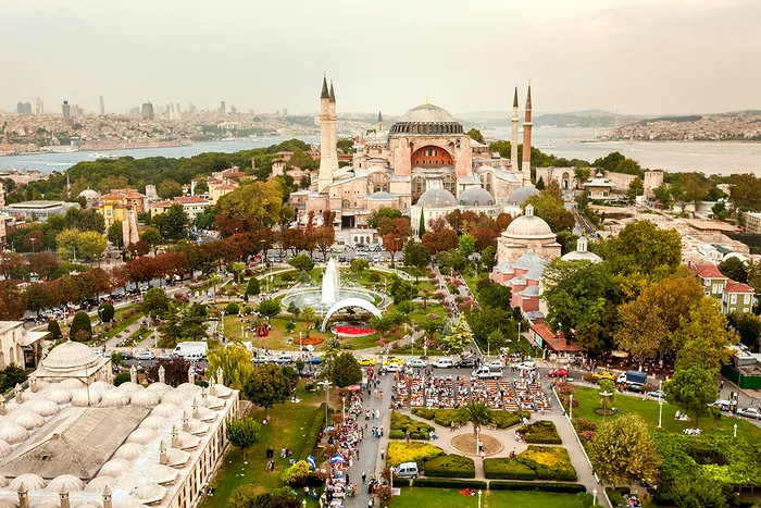 Vizitată anual de sute de mii de români, Hagia Sophia rămâne un simbol al coexistenței religioase și al rezistenței în fața timpului.